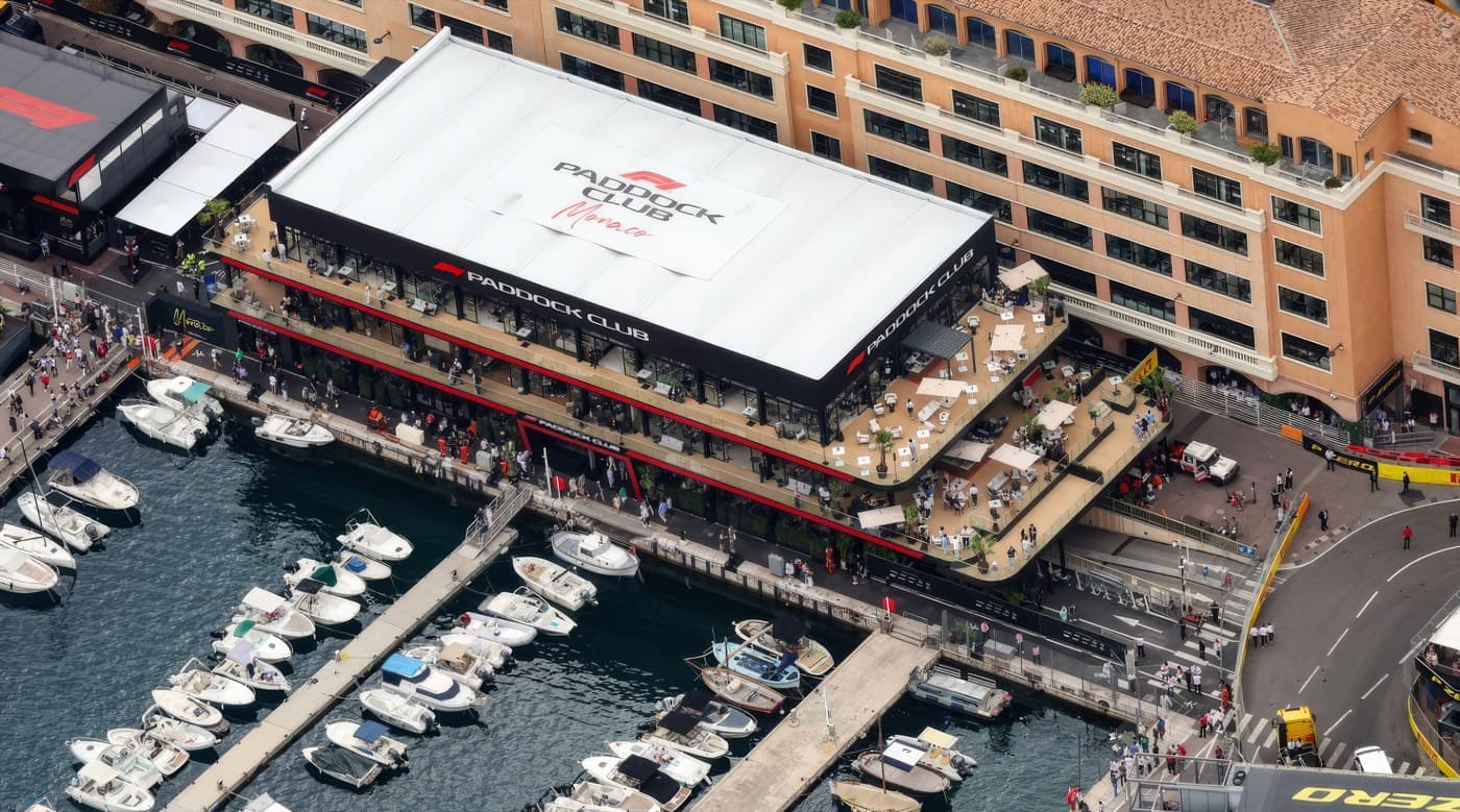 Drohnenaufnahme der Paddock-Club-Eventhalle am Hafen von Monaco